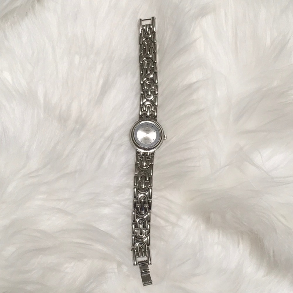 💜 LIKE NEW Small Geneva silver round face watch